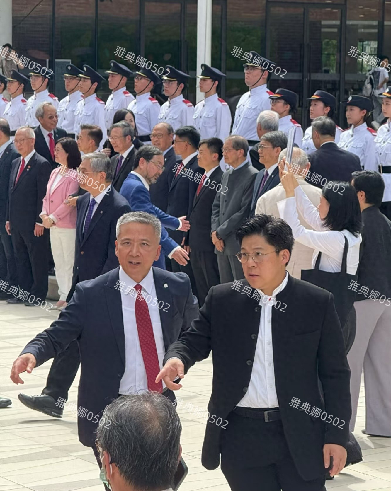 香港理工大学偶遇郭晶晶老公霍启刚，一身黑色中山装好正式好儒雅