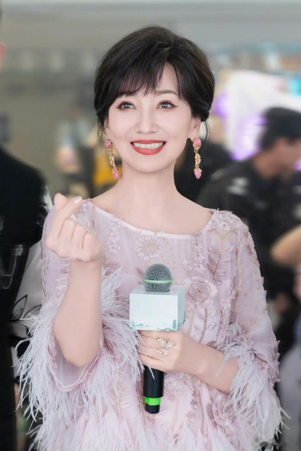 赵雅芝老婆今日线下路透美照,笑容明媚动人