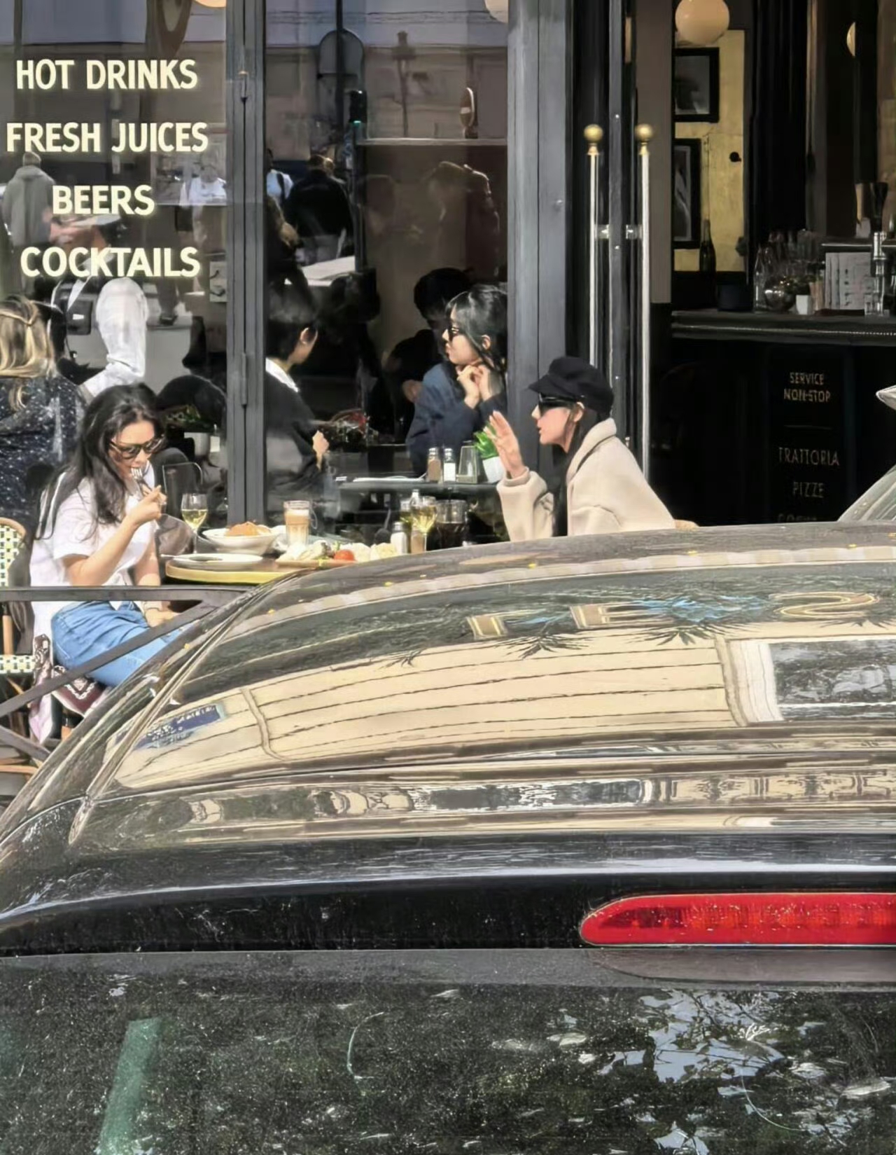 热巴张馨予巴黎街头聚餐,美女俩又相聚了,同框热聊好有氛围感!