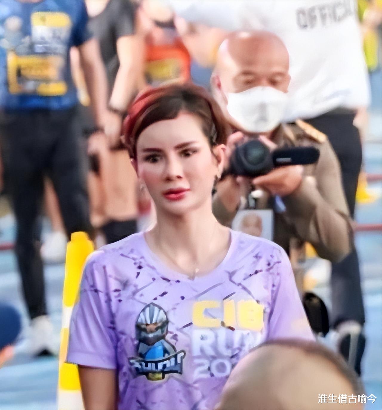 泰王新宠巴帕颂整容脸明显，抱着玛哈爱犬出宫，苏提达都斗不过她