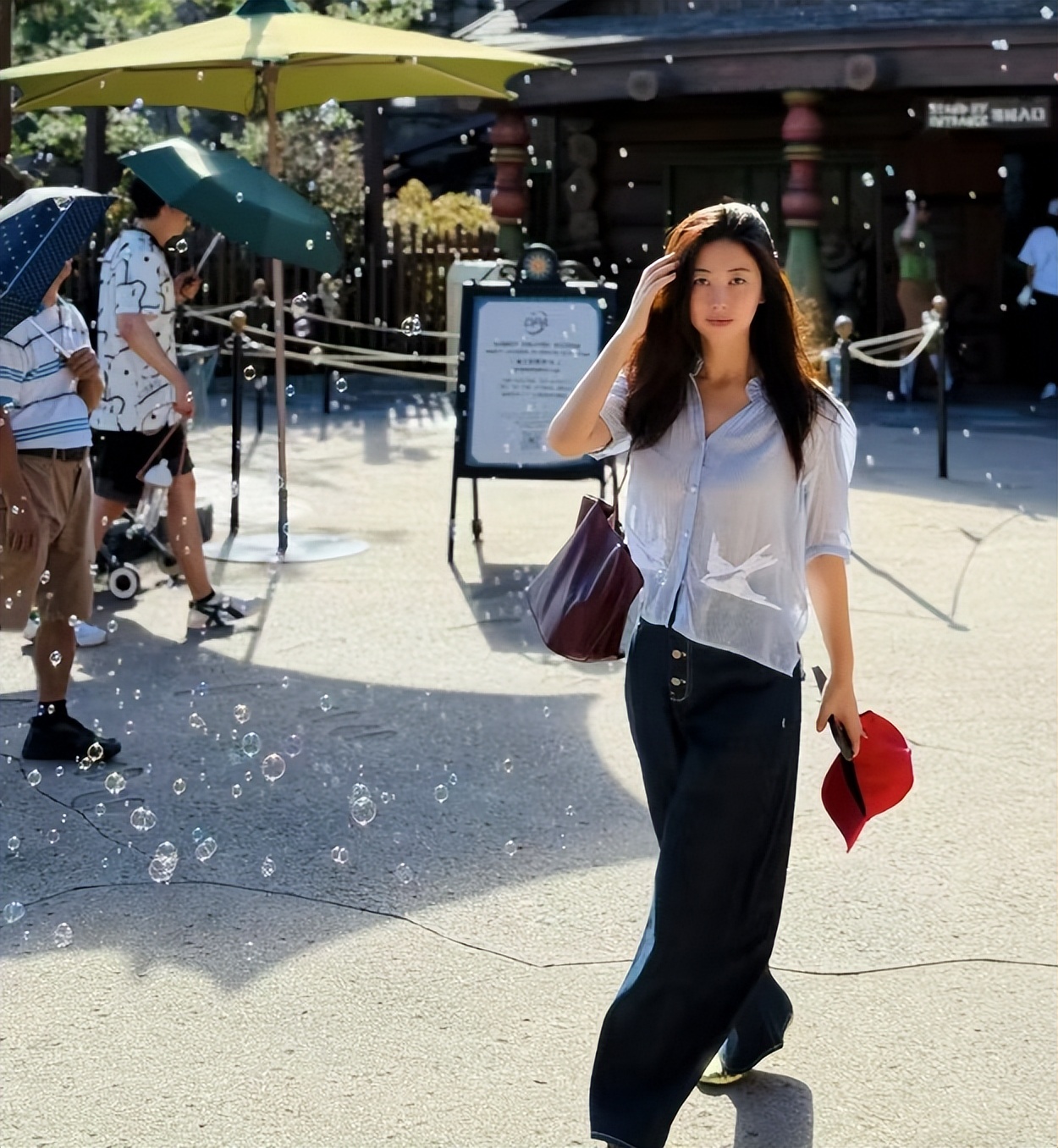 朱珠带女儿迪士尼庆生,4岁珠宝过足公主瘾,暴风抽高好漂亮