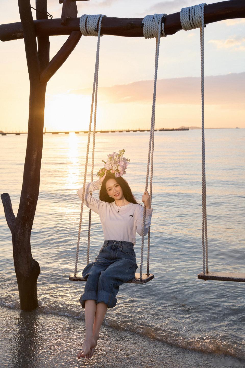 陈乔恩海边度假晒美照！光脚荡秋千老公掌镜拍，欣赏自己说瘦就瘦