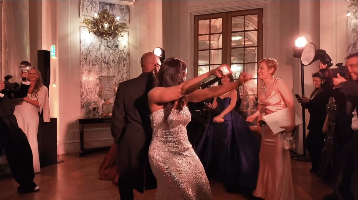 陈可辛女儿亮相巴黎名媛舞会,打扮文雅像公主,吴君如也在好张扬