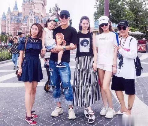 3大“老牛吃嫩草”的女星，个个有颜有钱，偏偏对小鲜肉爱不释手