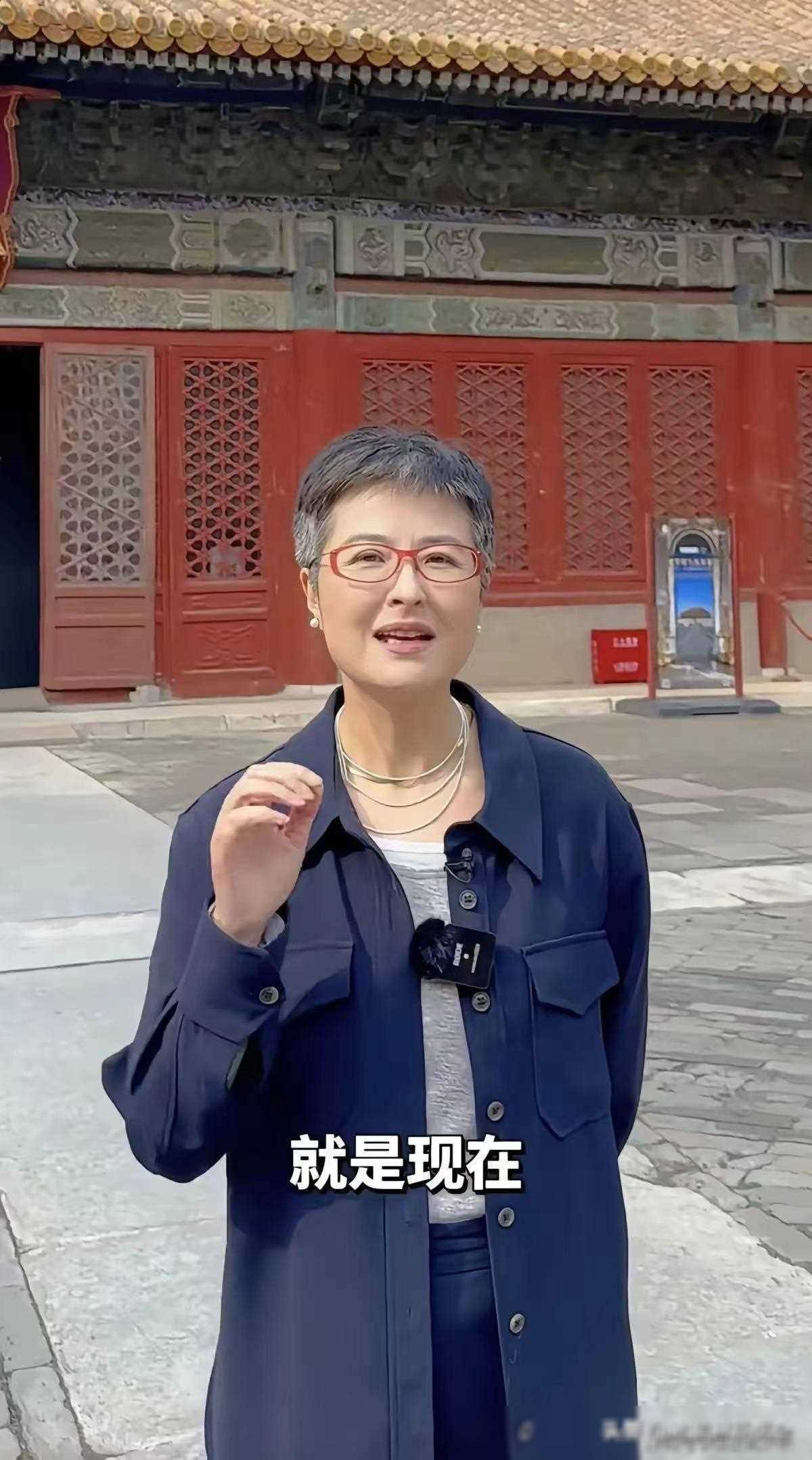 和李铁相守26年，离开央视后财富自由，定居上海，满头白发也坦然