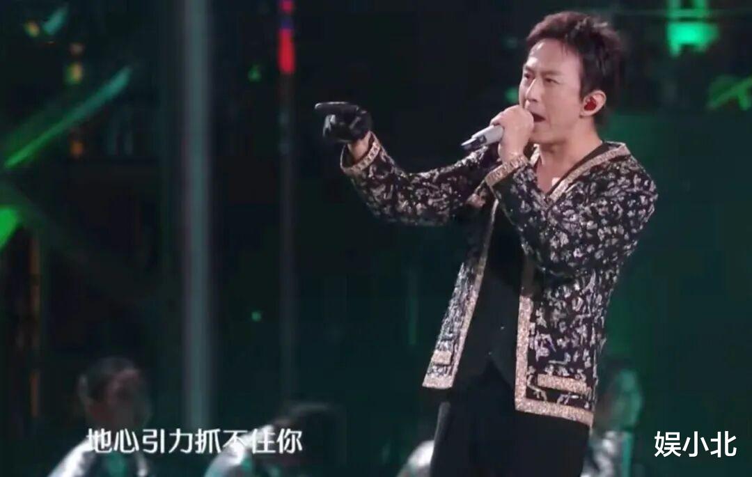 跨年晚会状况多:歌手跑调,演员假唱,主持人台下痛哭