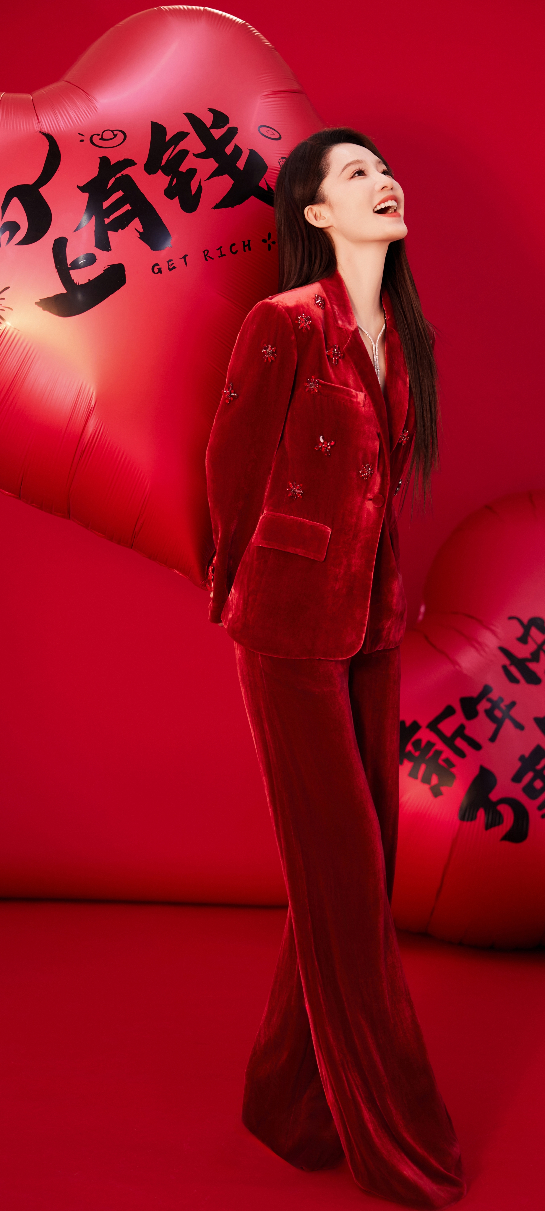 美女壁纸第4422期—身穿红色丝绒西装的李沁