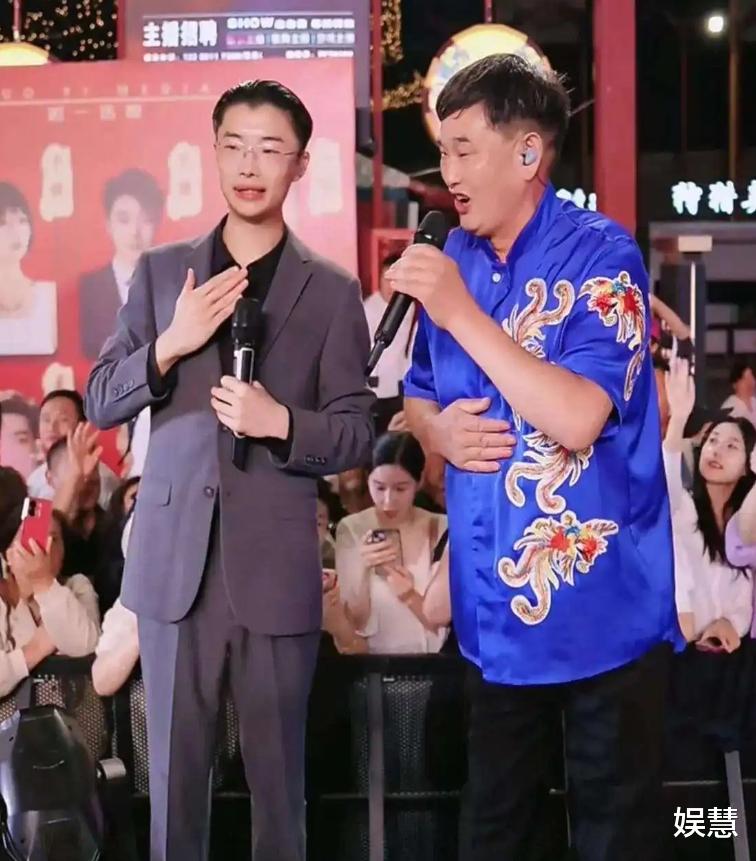 大衣哥受邀参加郭有才“周年庆”,三首歌唱罢,十几万酬劳到手