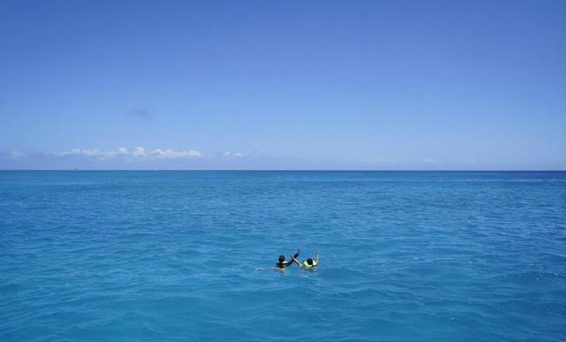 孙俪一家去美国度假，3套穿搭很少女，短裤显腿长，普通人也能学
