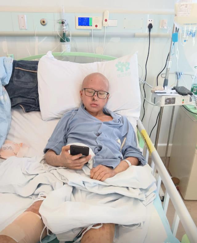 初三拍毕业照男孩去世，年仅15岁，死因曝光，同学为他实现心愿