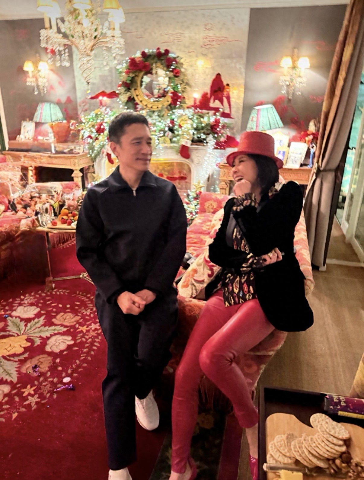 刘嘉玲夫妇在豪宅跨年，80岁刘妈妈打扮贵气好慈祥，弟弟全家也在