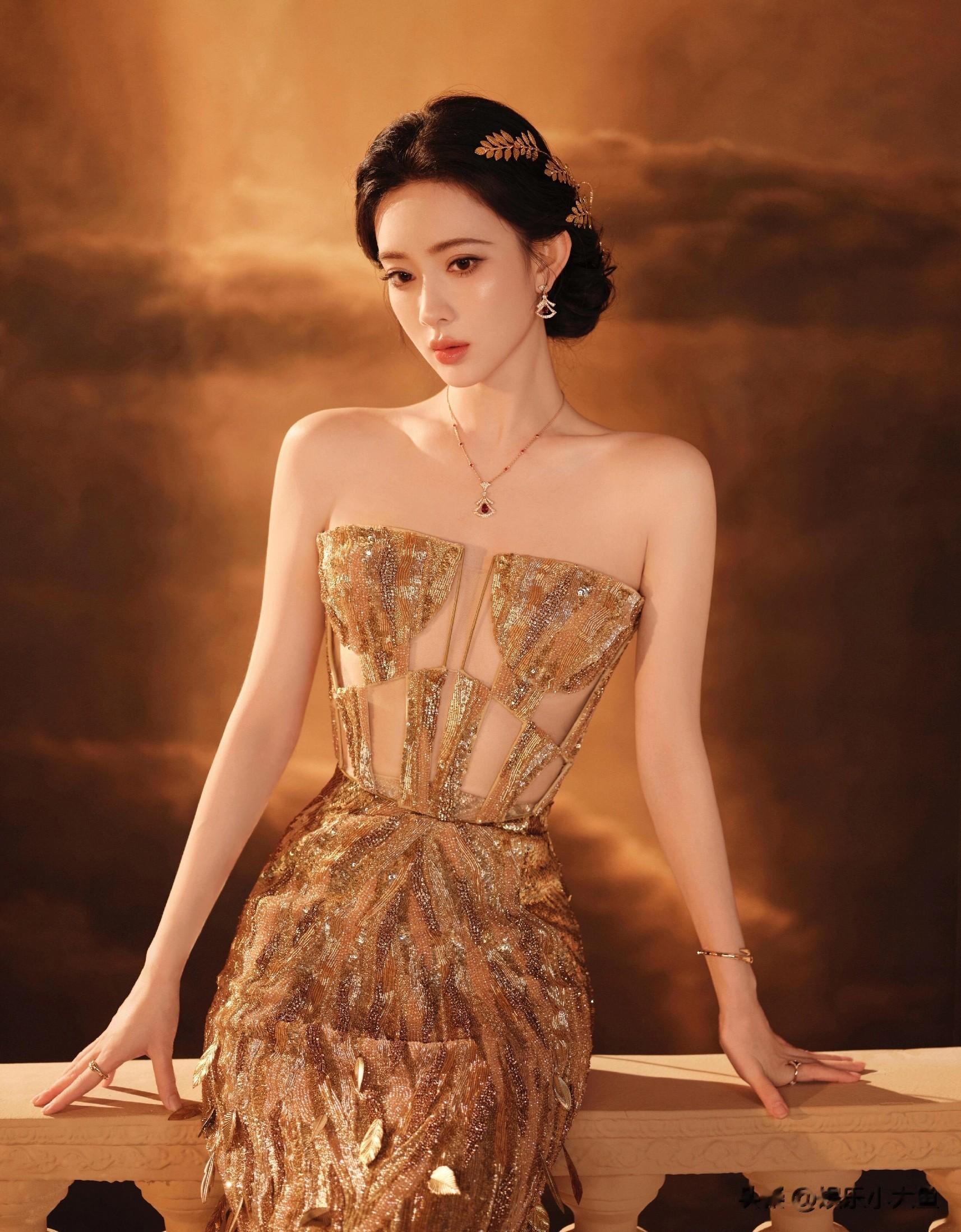 孟子义出席腾讯视频星光大赏，金光闪耀女神降临，美不胜收