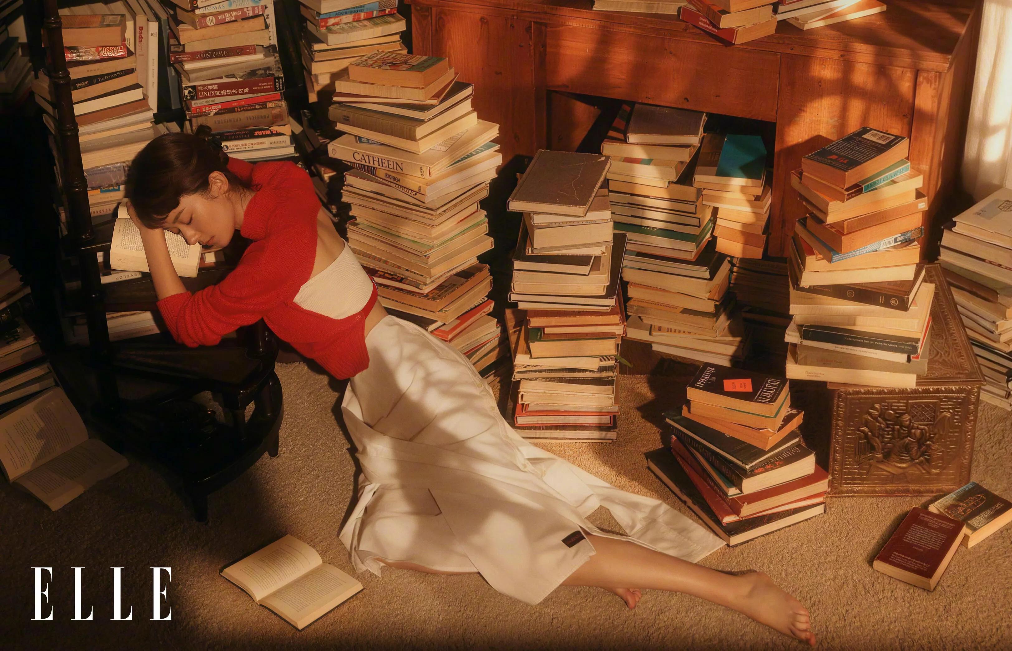 赵丽颖在老洋房拍ELLE杂志大片，陈漫掌镜，她很瘦但有腹肌！