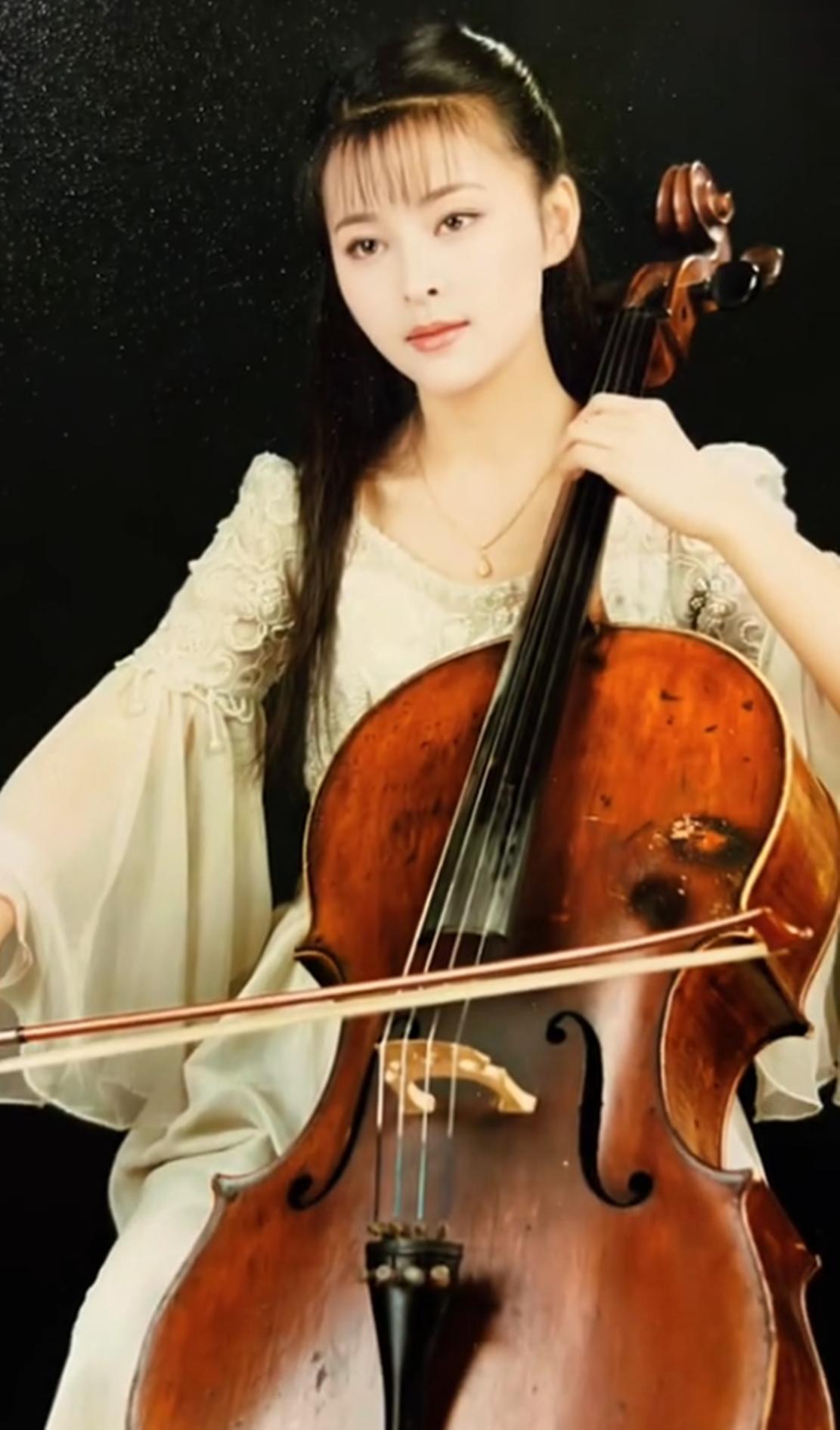 何音新年晒母子照,24岁黄博远可比黄志忠帅多了,天生一张明星脸