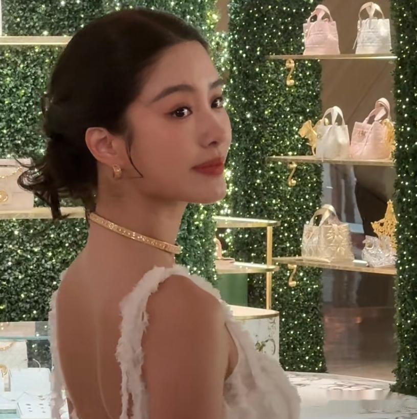 杨采钰被质疑缺钱了，最新活动一脸憔悴，嫁豪门生娃还要频繁站台