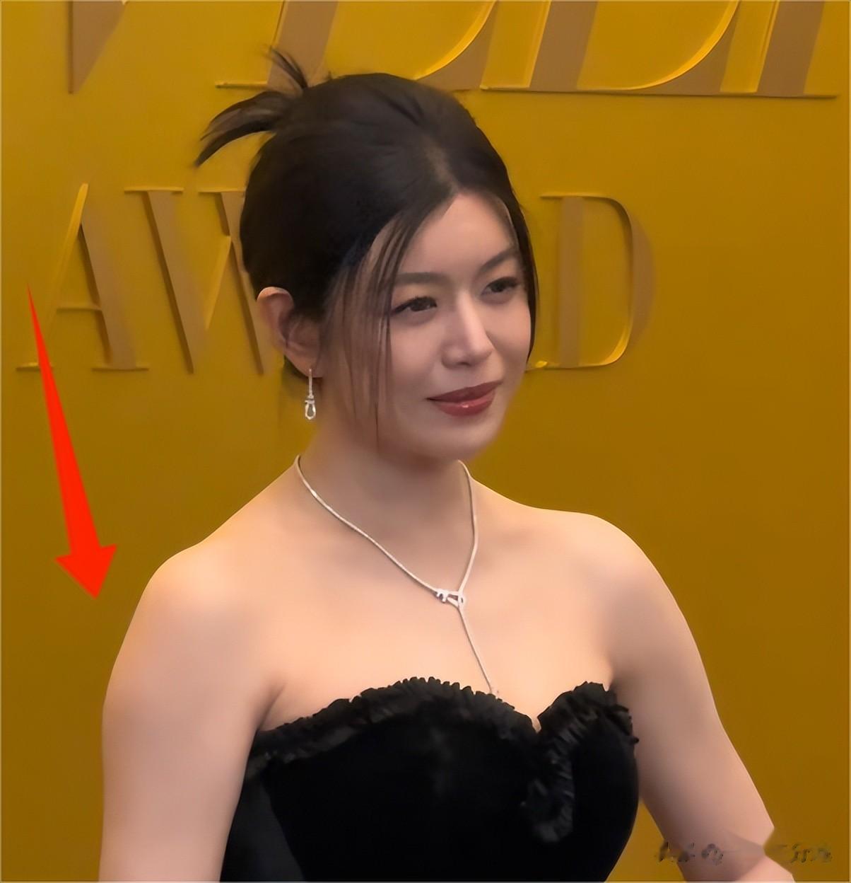 一点都不遮掩，眼纹明显，头有白发，46岁的她比72岁赵雅芝还真实