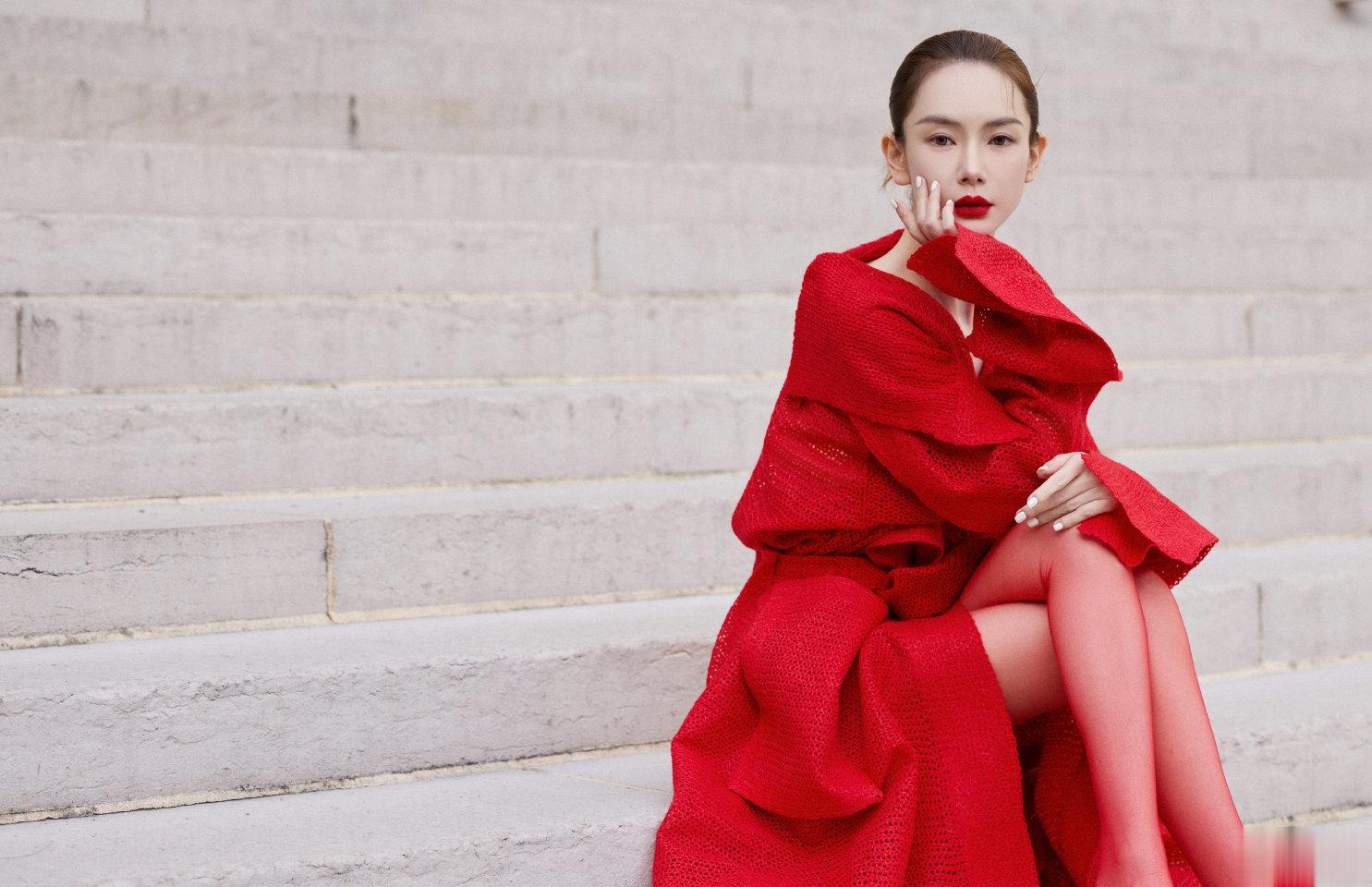 戚薇眼神太酷了,沉浸在戚姐的美貌中无法自拔,红衣美少女无敌了