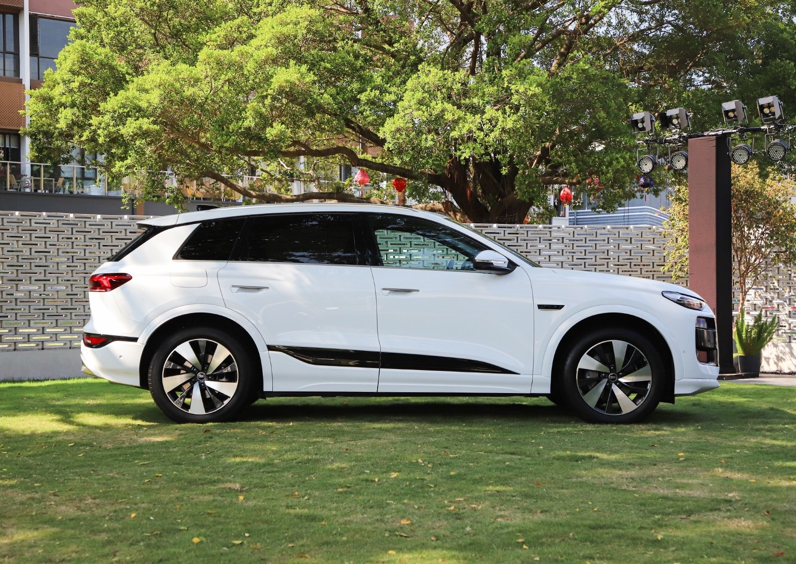 奥迪旗舰纯电SUV到店,华为智驾+双激光雷达,外观豪华续航765Km