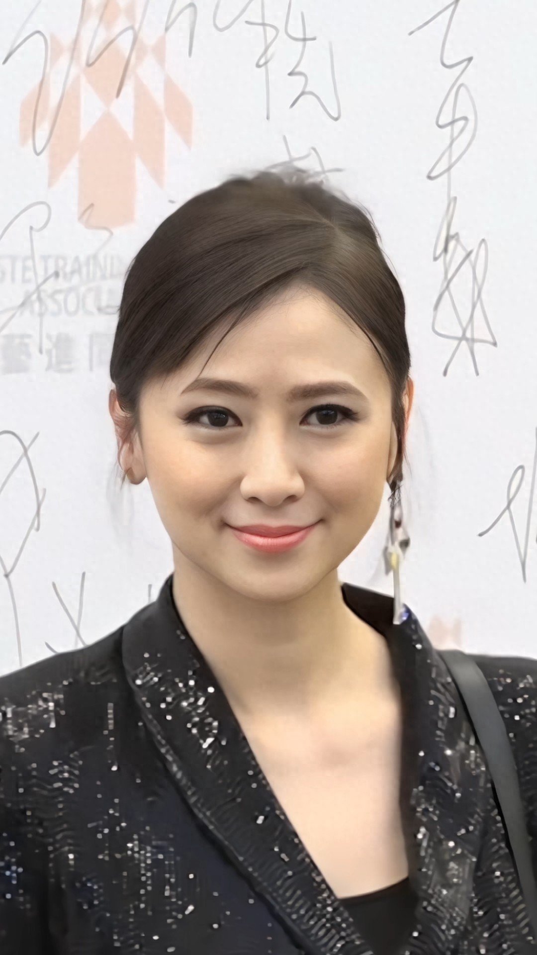 一婚嫁美国富豪被扫地出门，现二婚丈夫带娃和她分居，她却很幸福