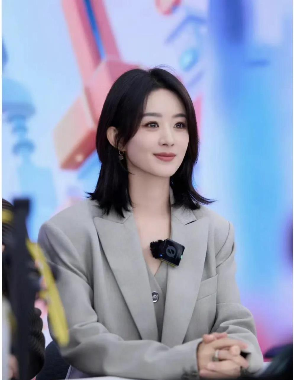 37岁赵丽颖现身街头!精干短发接地气,300元裤子穿出高级感