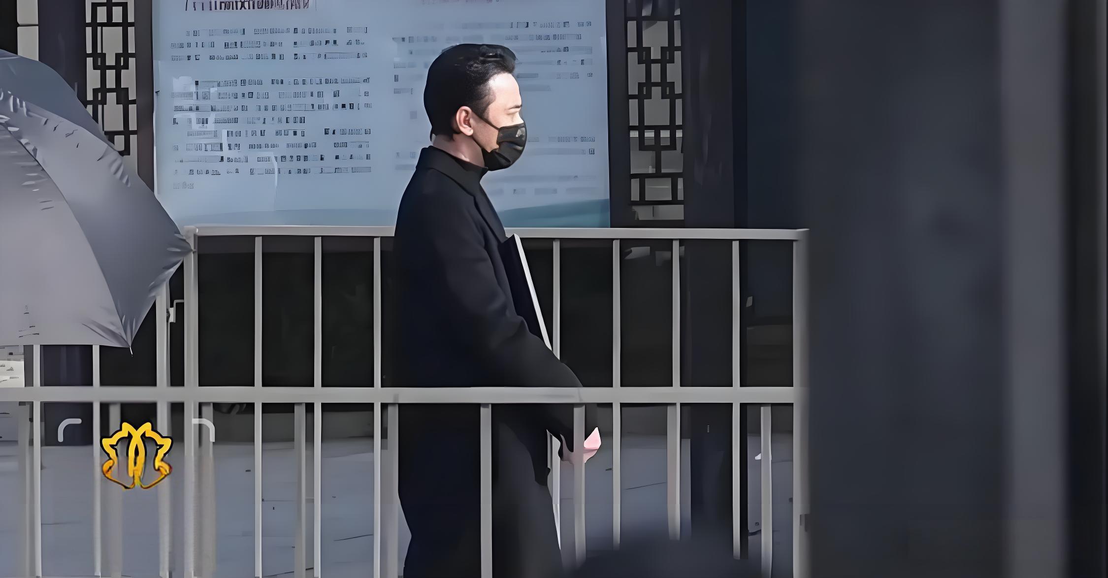 唐嫣穿黑色大衣出席公公的葬礼，罗晋和她互动正常，傅程鹏来帮忙