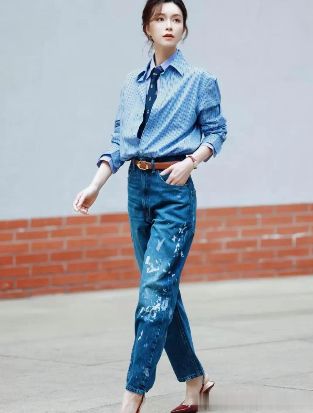 文咏珊的气质真是出挑！穿蓝色条纹衬衫+牛仔裤，时髦又高级！