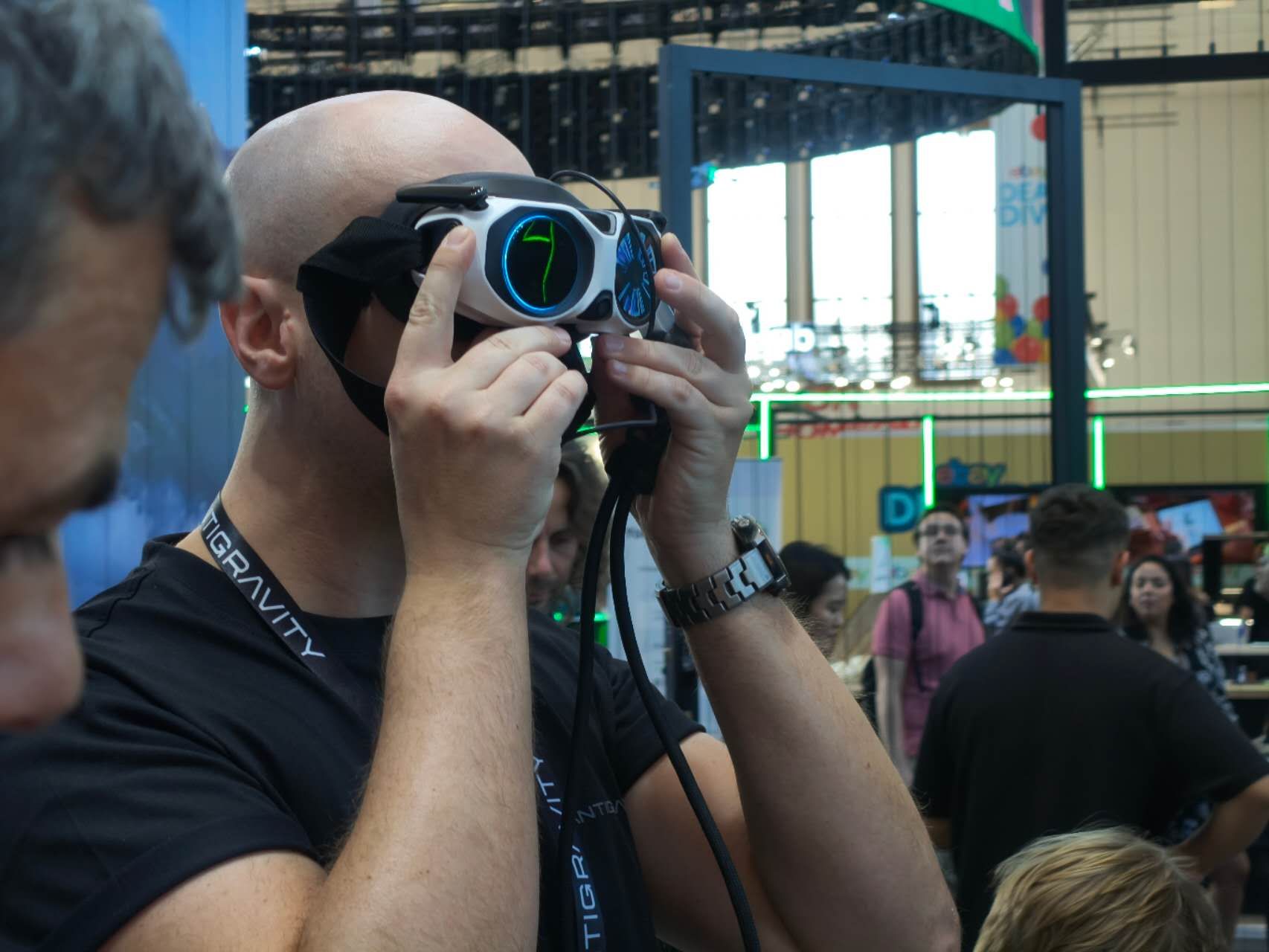 无需构图!影石8K全景无人机IFA首秀,让人人都成航拍大师?