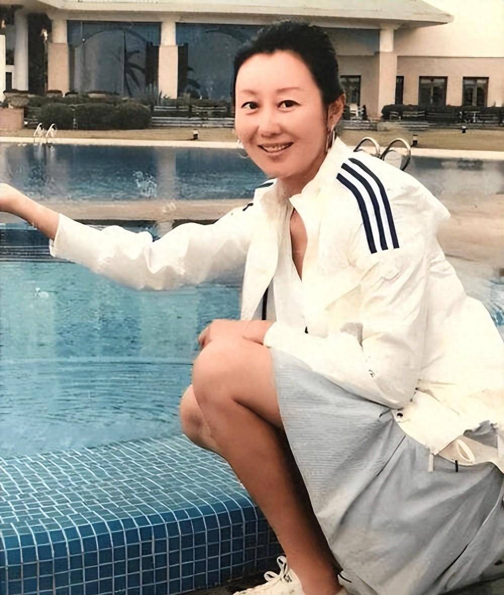 曾是安徽知名主持，三婚两离情定孙楠，如今定居农村，生活很惬意