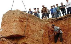 妻子托梦三天凄厉呼救，丈夫挖坟后吓傻……