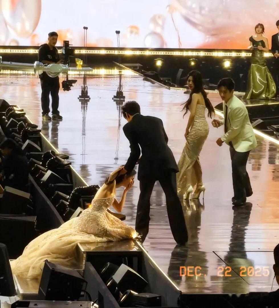 王影璐否认星光大赏抢座位,称初来乍到不敢,网友替其鸣不平!