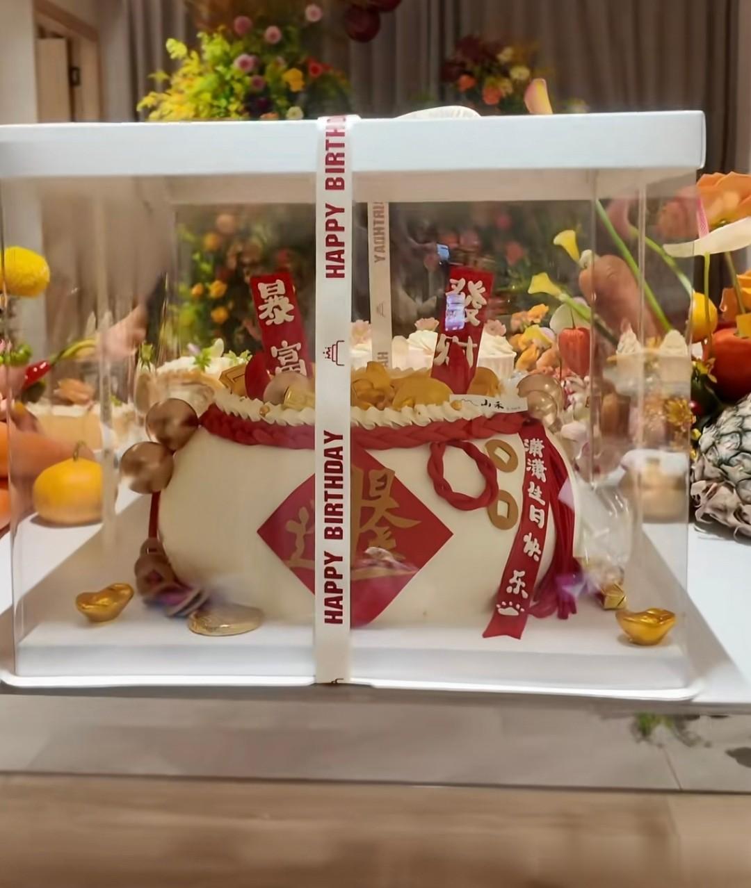 金莎为小17岁男友庆生,抱着孙丞潇不撒手,嘟嘴要亲亲一脸幸福