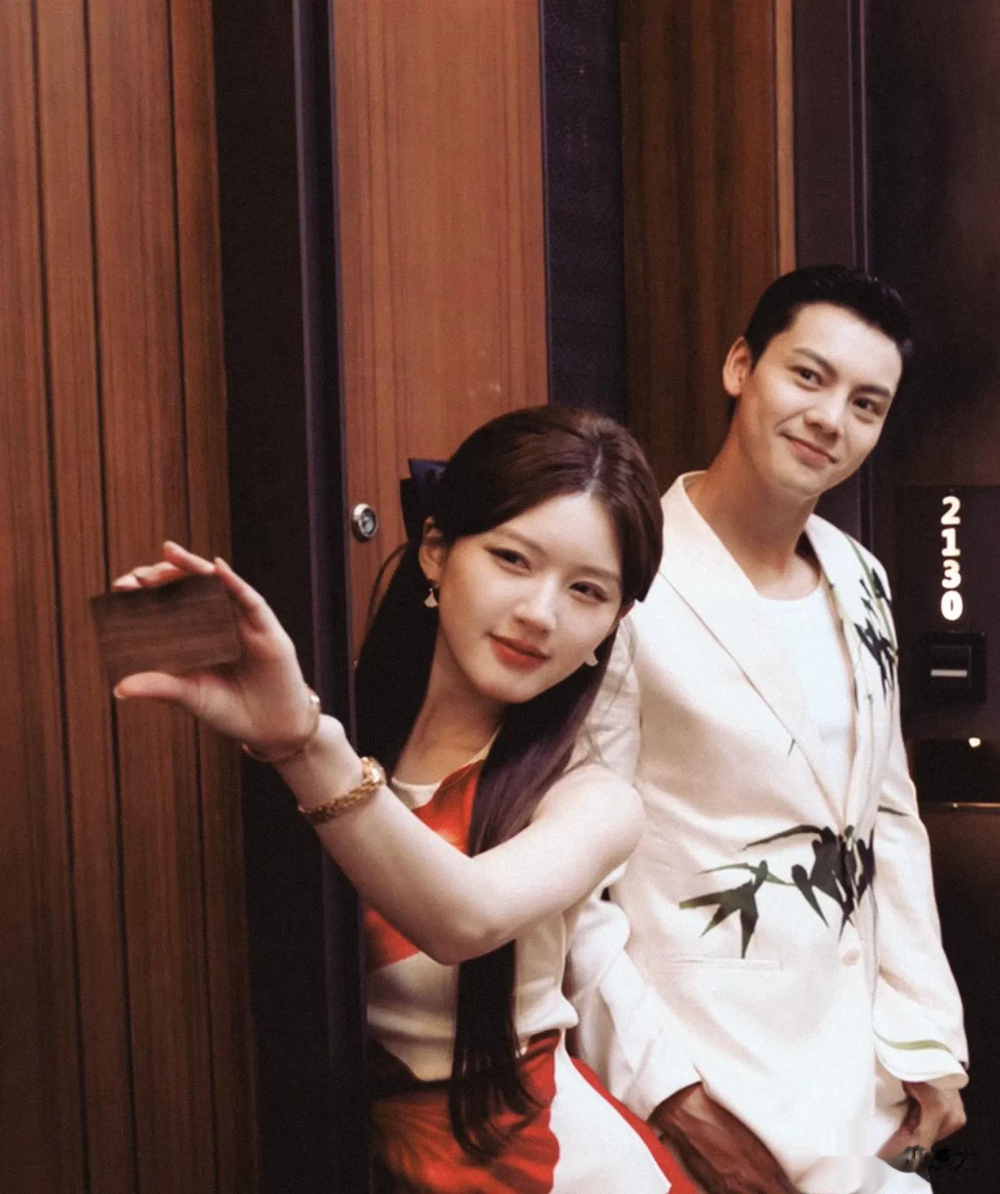 看看这只手，还有老外的眼神，这还是你喜欢的那个赵露思吗？