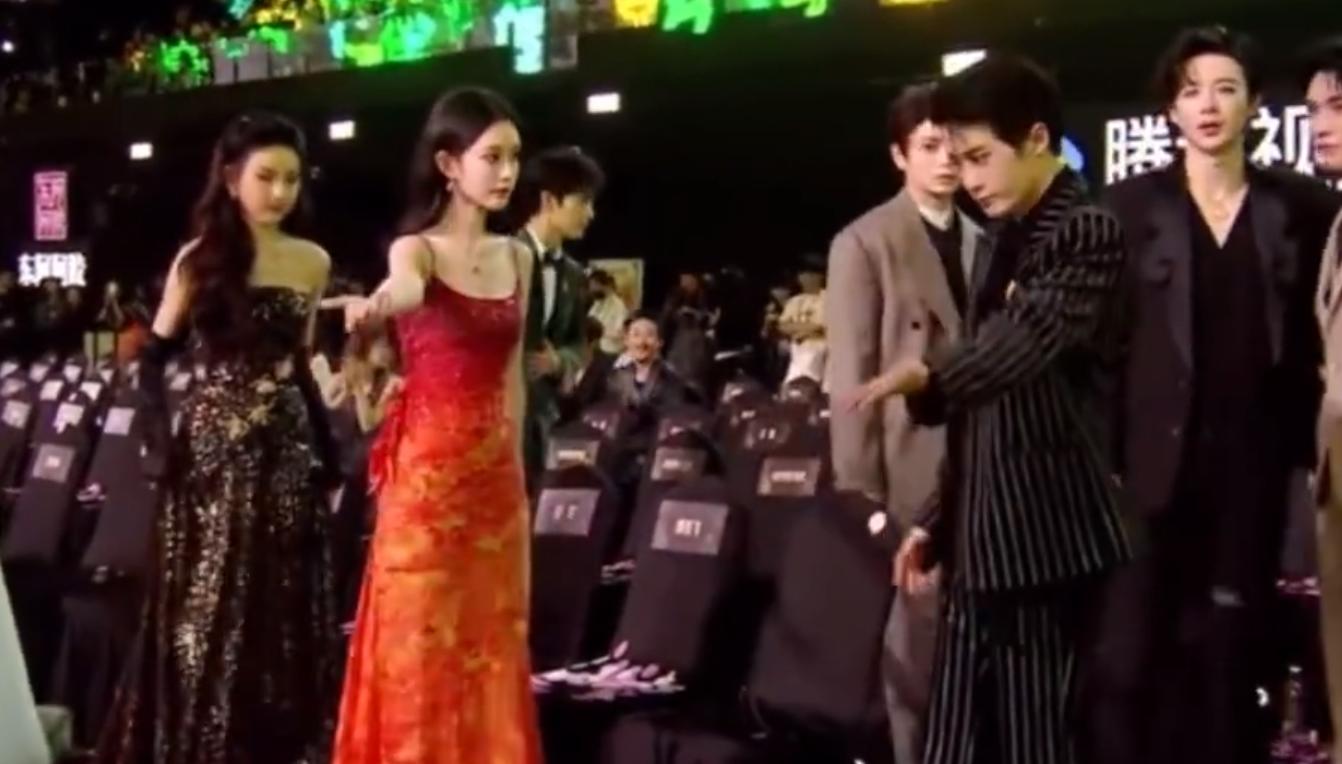 抢C事件重现？星光大赏，25岁女演员疑似抢位，粉丝为其证明清白