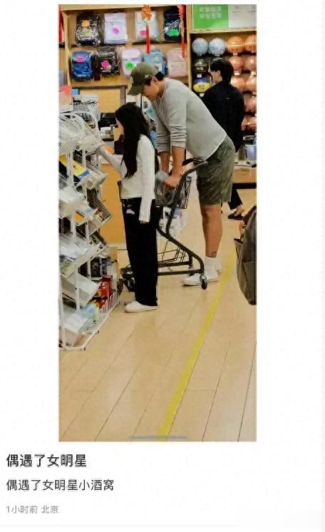 网友偶遇高云翔陪女儿小酒窝购物，凸肚稍显油腻，躲镜头不够自信