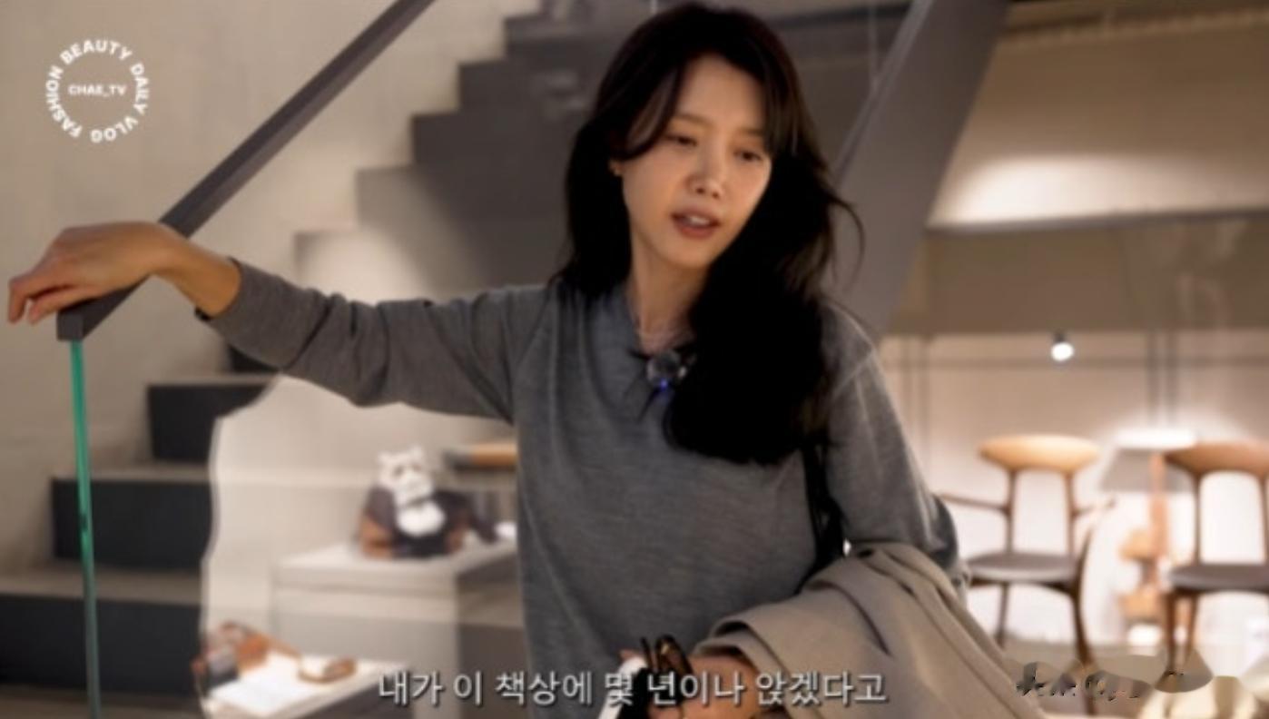 韩国女星48岁仍单身，独自逛街看中一张桌子，得知价格后转身就走