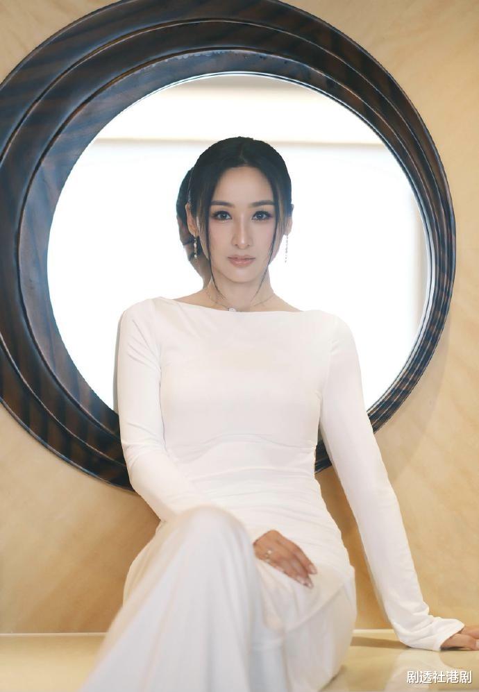 TVB当红花旦外游充电!无惧素颜形象示人,小背心造型尽显好身材