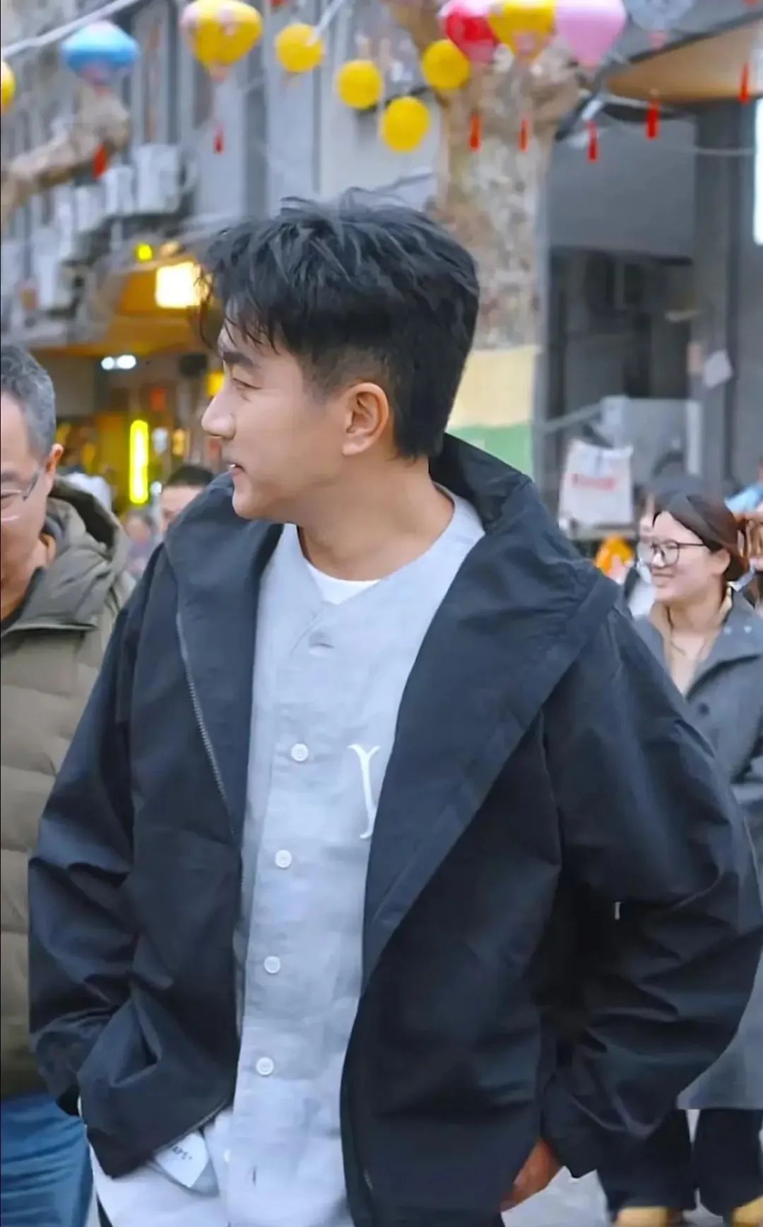 网友偶遇刘恺威游淮安,真的很帅,疑戴假发,丝毫看不出已经51岁