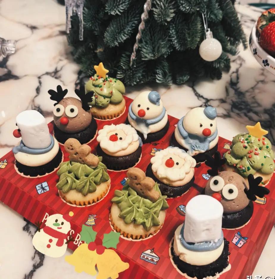 李沁的圣诞仪式感，身穿黑装配红兔，氛围感拉满