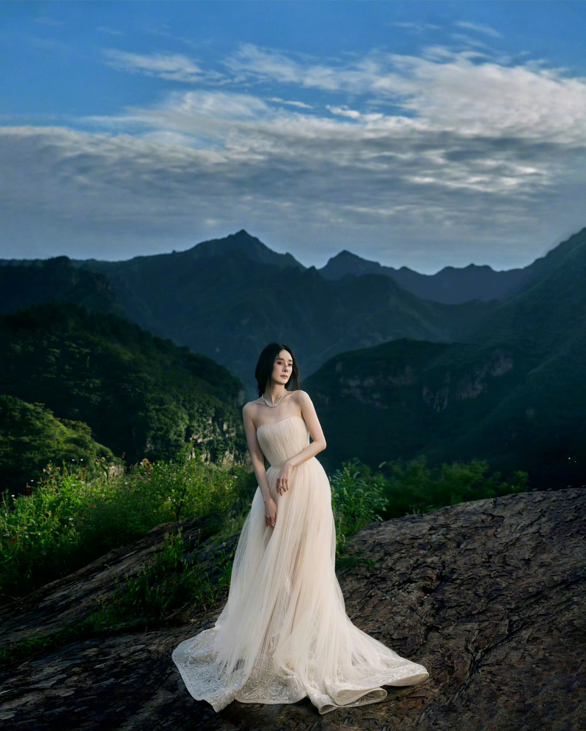 杨幂最新生日营业照出图,穿白色长裙又仙又美的,生日快乐呀!