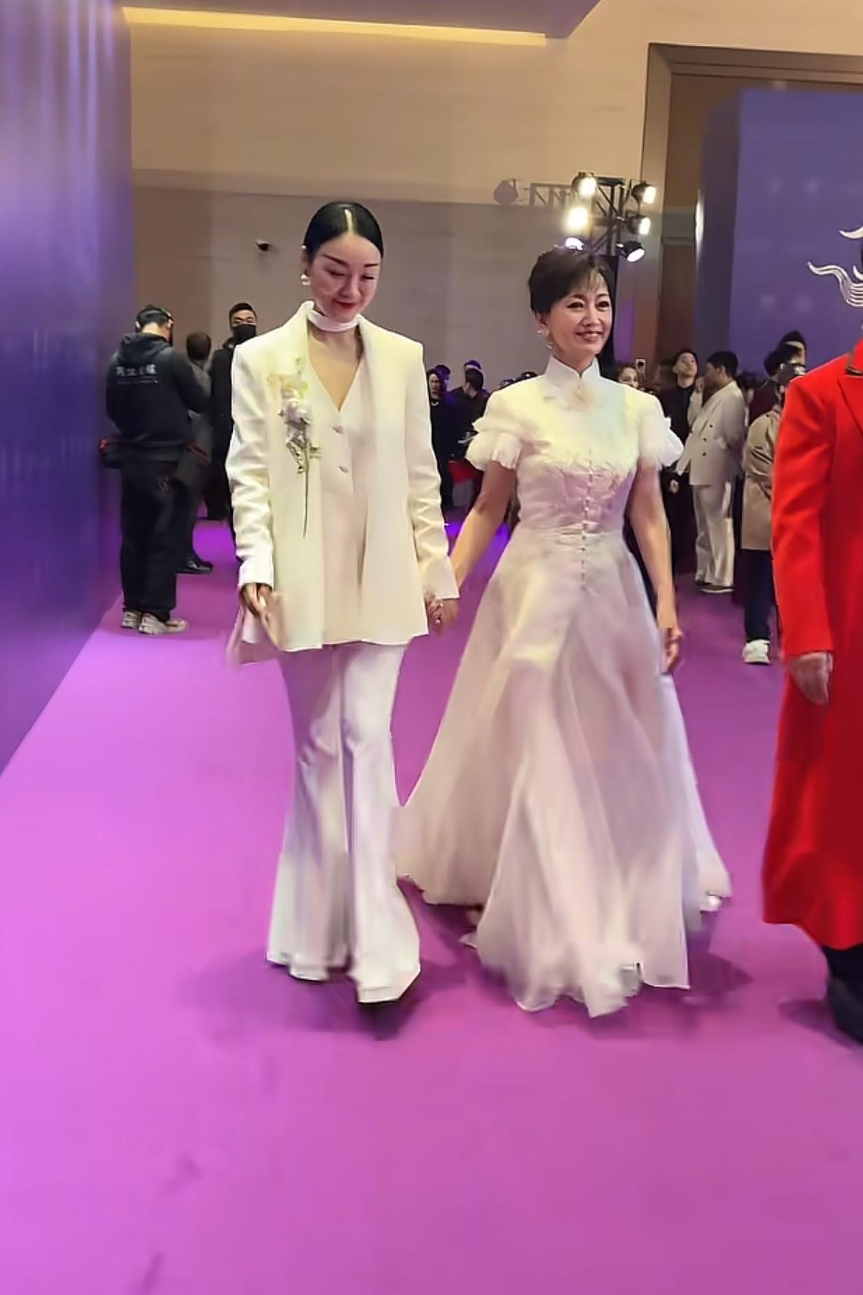 72岁赵雅芝红毯造型:盘发+白色立领裙,时髦又减龄,美出新高度