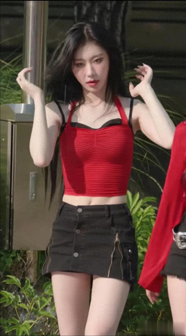 ITZY李彩玲，“丑小鸭”逆袭女神，这个是什么看人的眼神啊