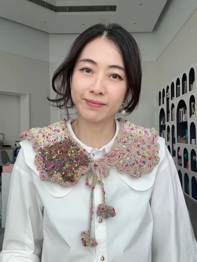 46岁甘比照顾74岁刘銮雄太累?晒美照断崖式衰老,头顶白发引热议