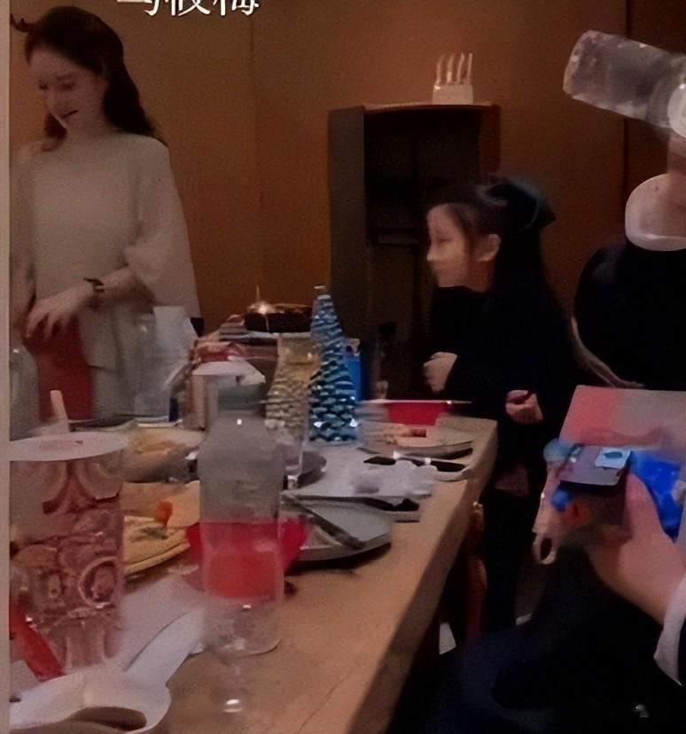 汪小菲一家喝茅台吃大餐，在台北过圣诞，女儿小玥儿出镜神似大s