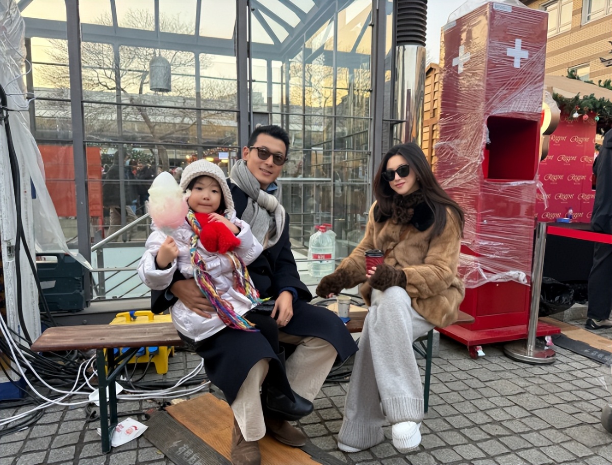 朱珠一家三口和好友聚餐！喝到微醺躺老公怀里，4岁小珠宝玩手机