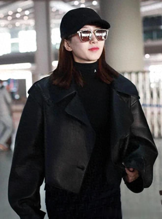 江疏影真是穿搭高手!黑色皮衣+短裙+长筒靴,时髦洋气又高级!