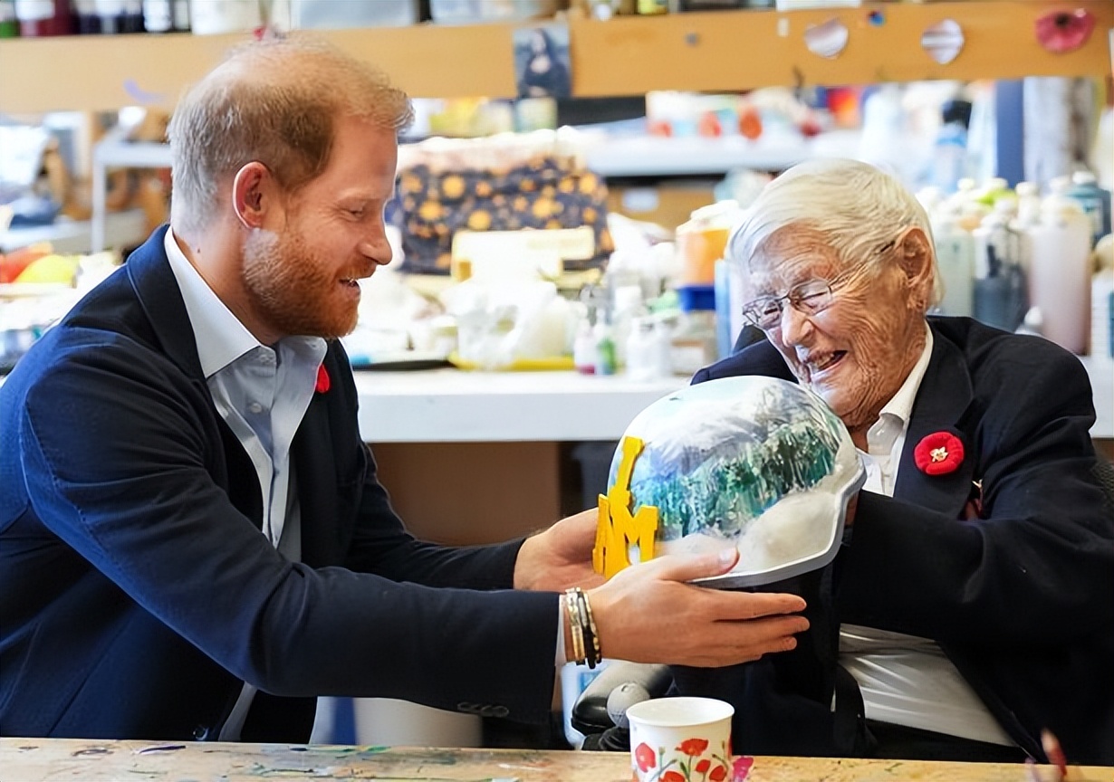 哈里现在真惨，专家分析他像电影道具：两人恐怕难熬过今年圣诞节