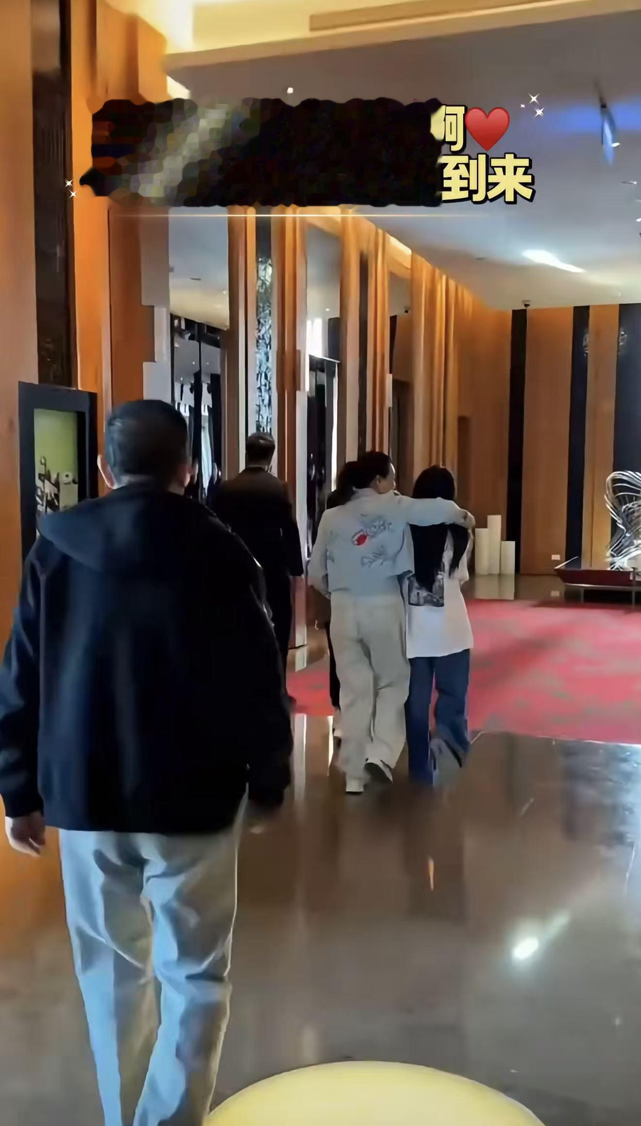 恭喜汪小菲又当爸爸！产房照曝光儿子好帅气，马筱梅抱孩子很温柔