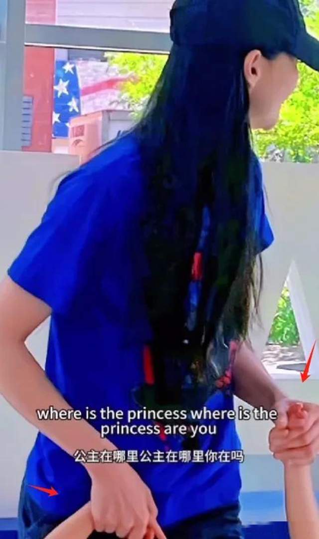 郑爽近照曝光，35岁医美过度老得让人认不出！和一对子女相处融洽