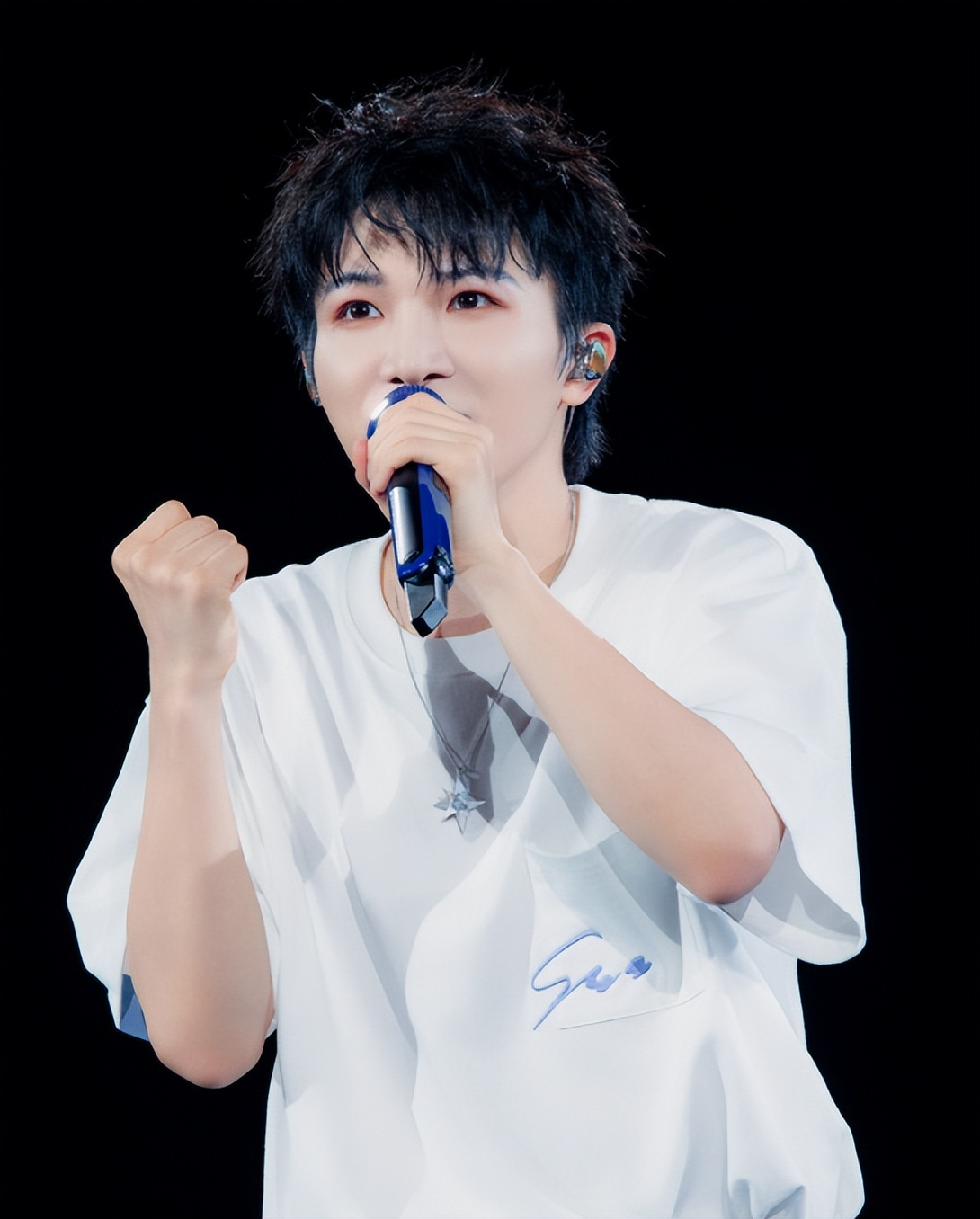 香港大火仅1天，周深一个举动实现口碑暴增，把江湖地位展露无疑