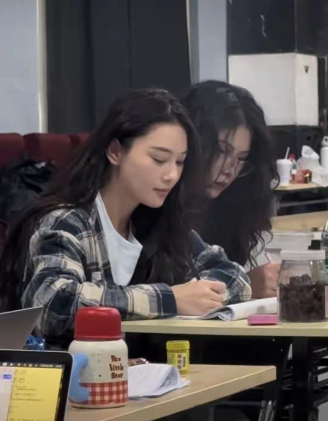 张馨予素颜上课被抓拍,偷偷画老师的样子,像极了大学学妹